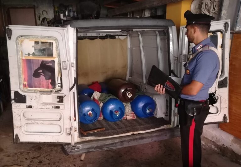 Custodiva nel suo garage 18 bombole di gas-gpl senza autorizzazione. Denunciato dai Carabinieri