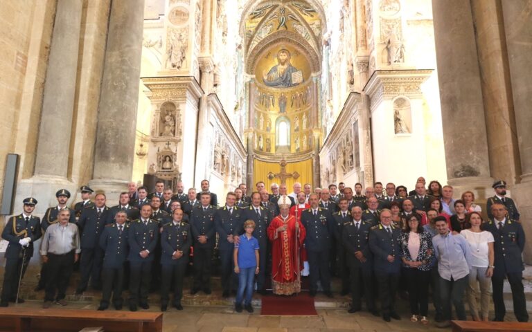 Cefalù, il Vescovo Marciante ha visitato la Tenenza della Guardia di Finanza