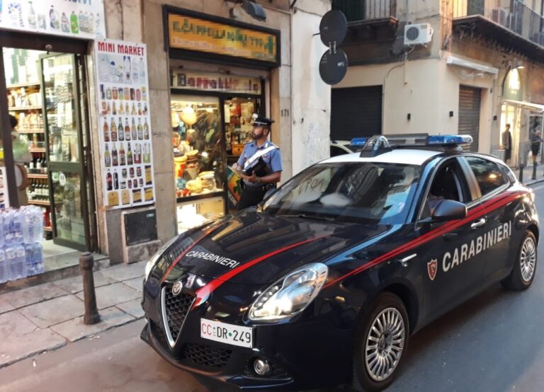 Sorpresi di notte a svaligiare un minimarket, due giovani arrestati dai Carabinieri