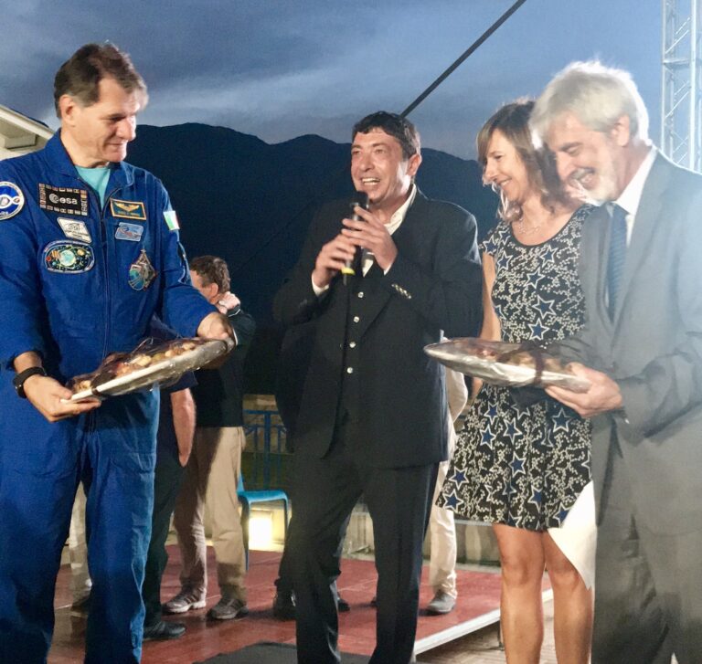 Isnello, il GAL Hassin premia l’astronauta Nespoli. Ricreati dal pasticcere Fiasconaro i dolci imbarcati 11 anni fa sullo Shuttle