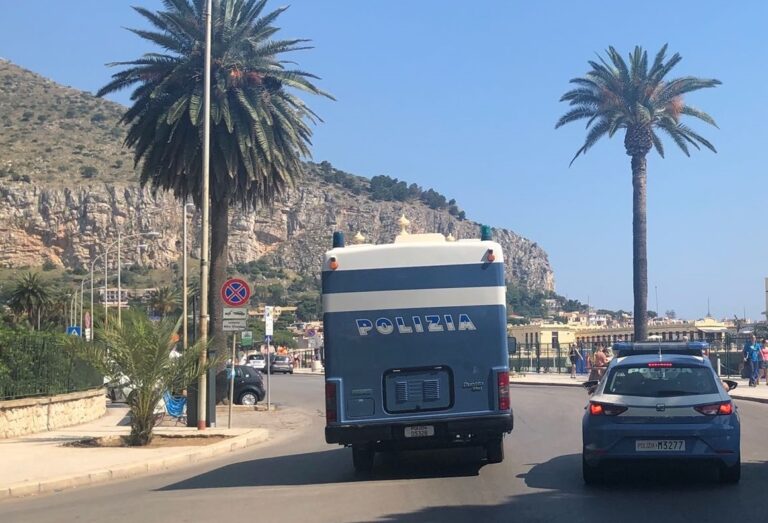 Aveva al suo attivo cinque furti in appartamenti. Arrestato tunisino 20enne