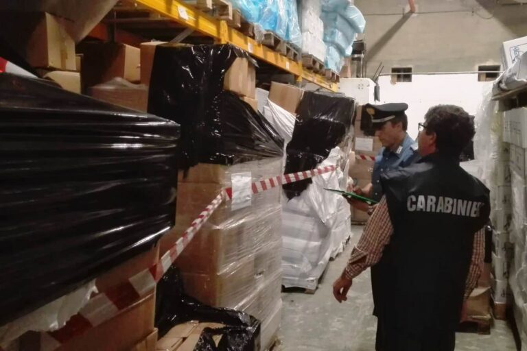 Carabinieri Forestali sequestrano 24 tonnellate di sacchetti di plastica irregolari. Per i commercianti all’ingrosso 10.000 euro di multa