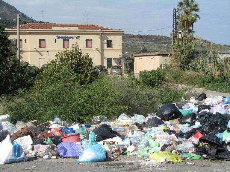 Stazione di Cerda, l’area è diventata una enorme pattumiera. Occorre un intervento di pulizia e maggiori controlli