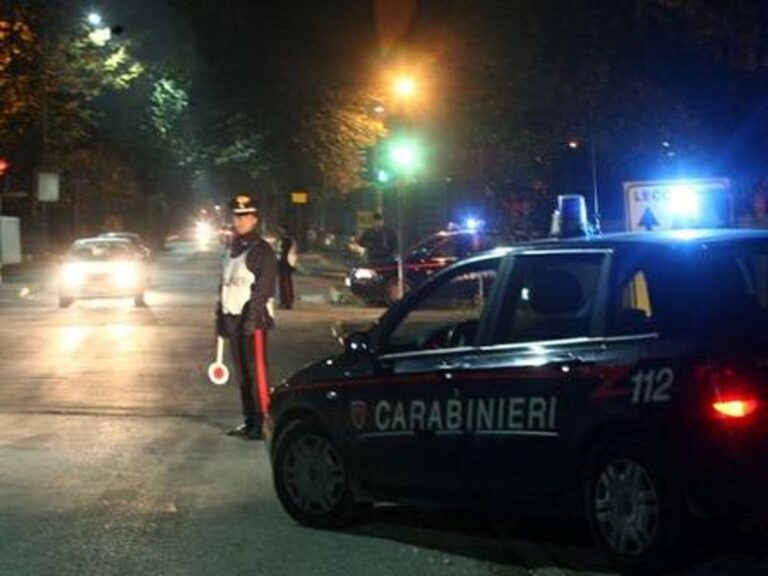 Fermato ad un posto di blocco gli trovano nella macchina un borsone con 1 kg. di marijuana. Arrestato