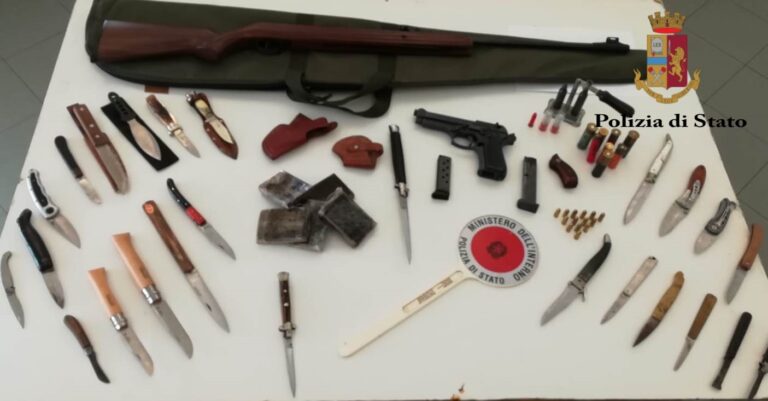 Deteneva in casa droga, armi e 22 coltelli. Arrestato dalla Polizia