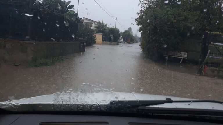 Campofelice di Roccella. Appena piove le strade in contrada Piana Calzata diventano fiumi in piena