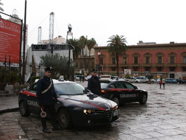 Rimproverato dal portiere di uno stabile perché aveva gettato dei volantini per terra lo massacra di botte. Arrestato