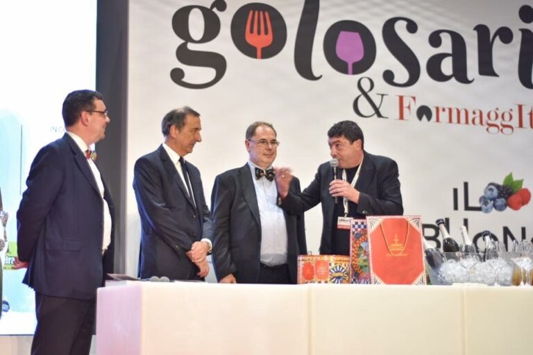 Il Sindaco di Milano riceve il nuovo panettone agli agrumi e allo zafferano di Sicilia prodotto dalla ditta Fiasconaro di Castelbuono