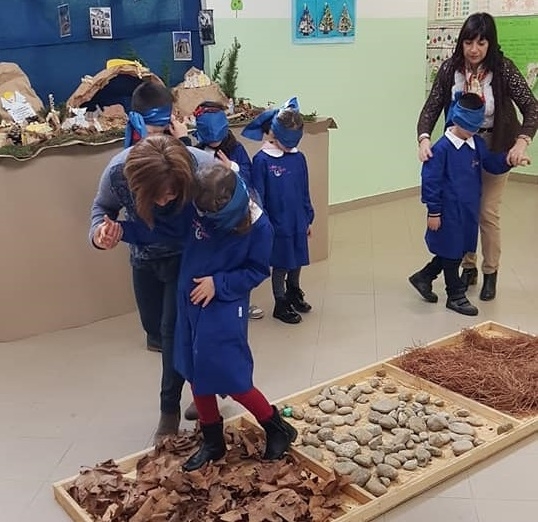 “A Spasso nei tuoi passi”: i bambini di Petralia Soprana sperimentano i percorsi sensoriali