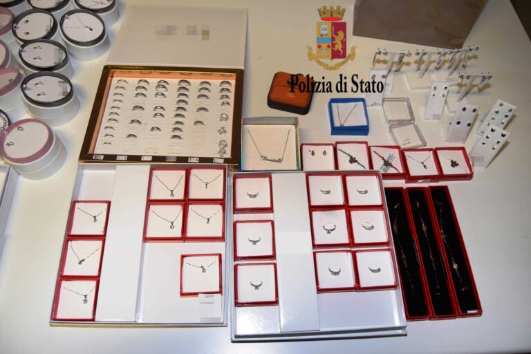 Vendeva gioelli ma poteva commercializzare solo articoli da regalo ed orologeria. La merce sequestrata dalla Polizia