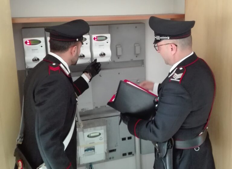 Intera palazzina allacciata abusivamente alla rete elettrica: Carabinieri arrestano cinque persone