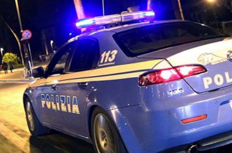 Procedevano a bordo di due moticicli con modalità sospette. Fermati dalla Polizia si scopre che erano entrambi rubati: arrestati