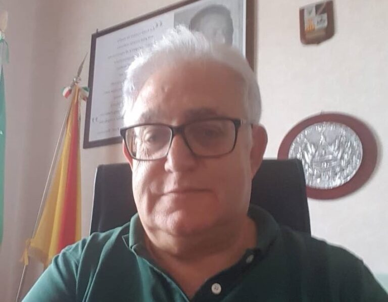 Da tredici anni è chiusa la strada da Polizzi a Piano Battaglia per la caduta di un solo masso. Lo denuncia il sindaco Lo Verde che sospetta interessi pochi chiari per danneggiare il paese