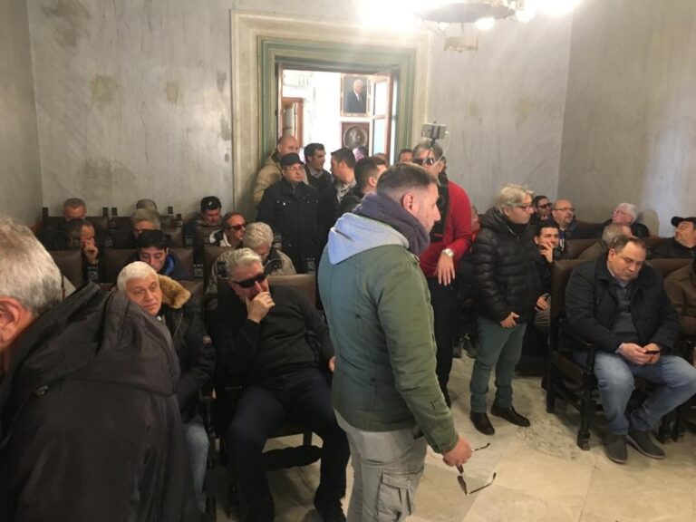 Termini Imerese, lavoratori ex Fiat occupano la sede storica del Comune. Il sindaco: gli operai sono disperati