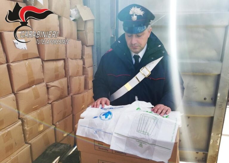 Sequestrati dai Carabinieri forestali oltre 14 tonnellate di sacchetti di plastica irregolari