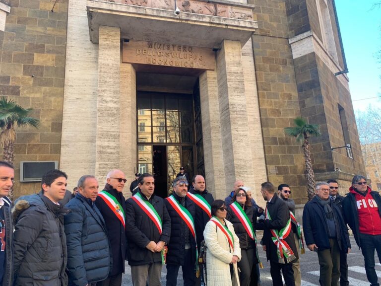 Sindaci davanti il Mise a Roma. E arriva la convocazione di Di Maio… per il prossimo mese. Ma il primo cittadino di Termini Imerese non è invitato