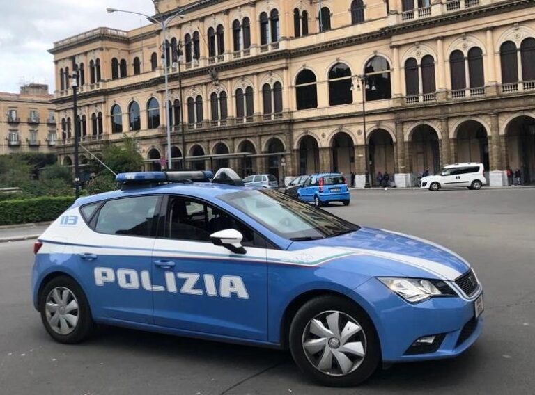 Due giovani tentano una rapina in una tabaccheria. I proprietari reagiscono e la Polizia arresta un sedicenne