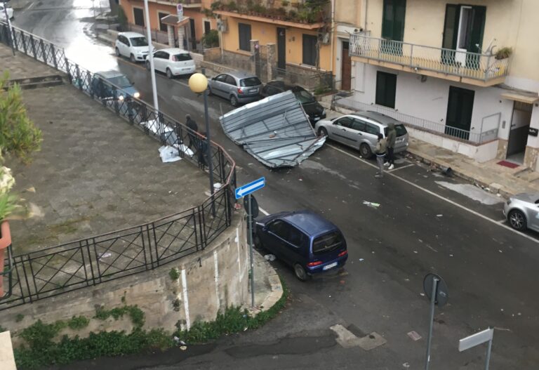 Termini Imerese, forte vento abbatte cartellone pubblicitario in via Ugo La Malfa