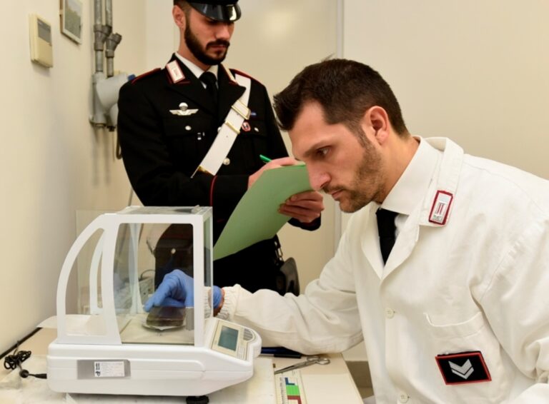 Un 38enne fermato per un normale controllo da segni di nervosismo. Insospettiti i Carabinieri perquisiscono l’auto e trovano 80 grammi di hashish