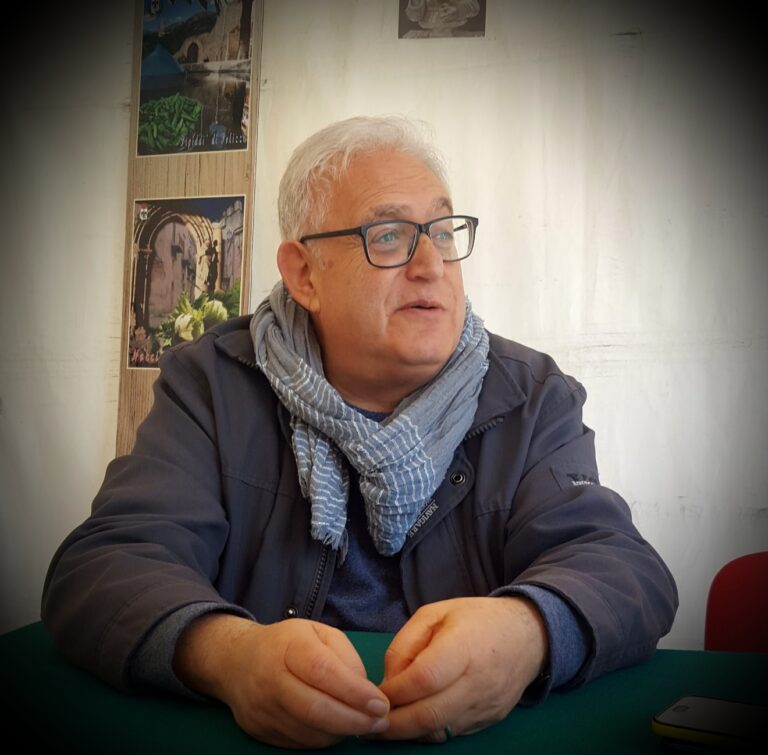 Il sindaco di Polizzi protesta sotto la tenda e fonda il Senato della città con personalità importanti