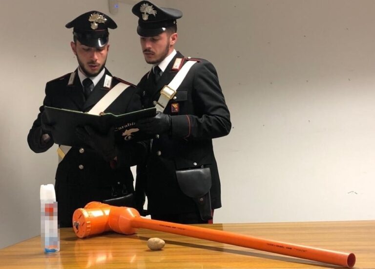 Testano un bazooka fatto in casa sparando patate. Denunciati dai Carabinieri