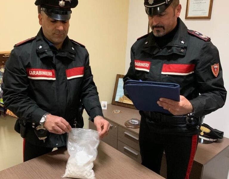 Inseguito dai Carabinieri lancia dall’auto busta con cocaina pura: valore 150.000 mila euro