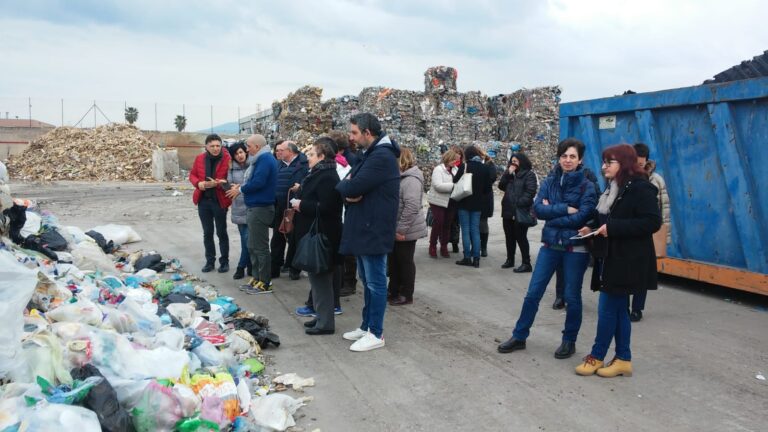 Differenziata: docenti di diverse scuole della provincia di Palermo hanno visitato gli impianti di Termini Imerese e Campofelice di Roccella