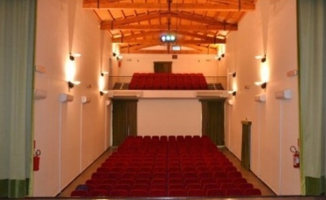 “Benvenuti a teatro”. A San Mauro Castelverde due mesi di spettacoli nel rinnovato teatro comunale