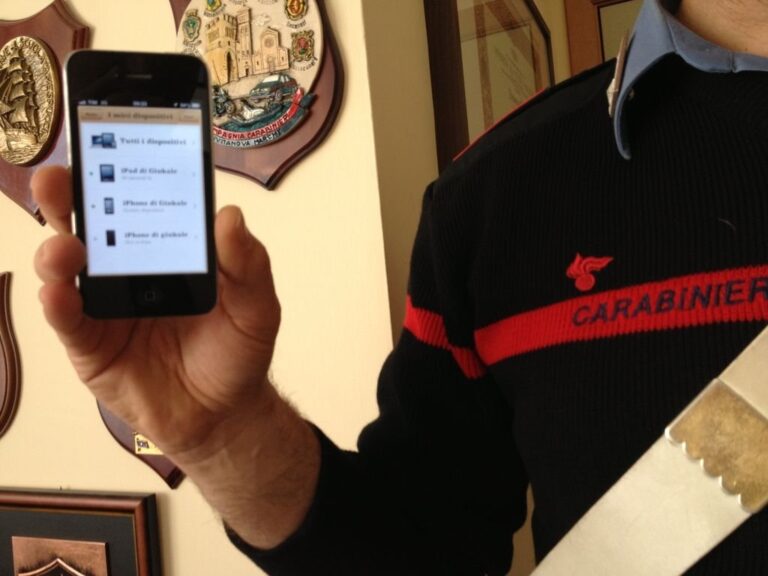 Spaccano la vetrina di un negozio e rubano smartphone per 25.000. Arrestati tre giovani