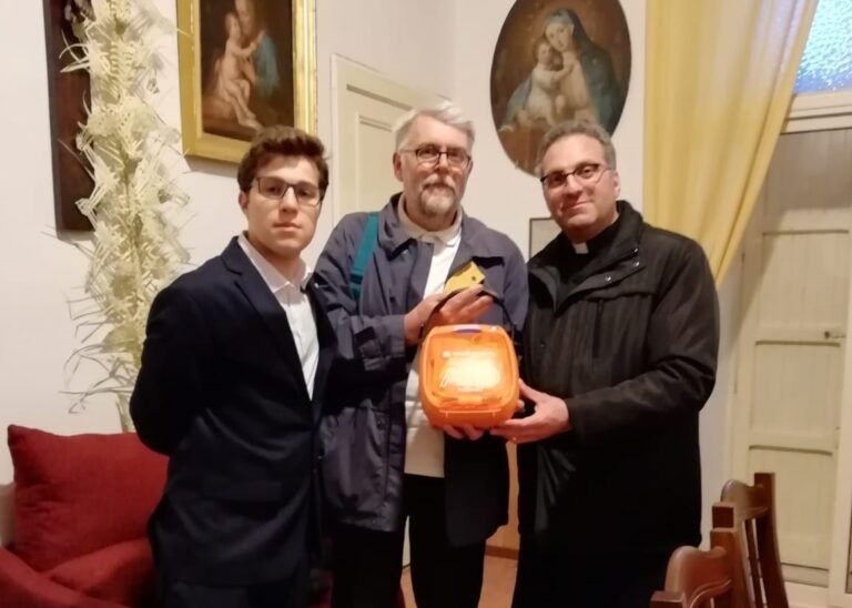 Donato a don Giuseppe Di Giovanni della Parrocchia Santa Maria della Pietà un defibrillatore