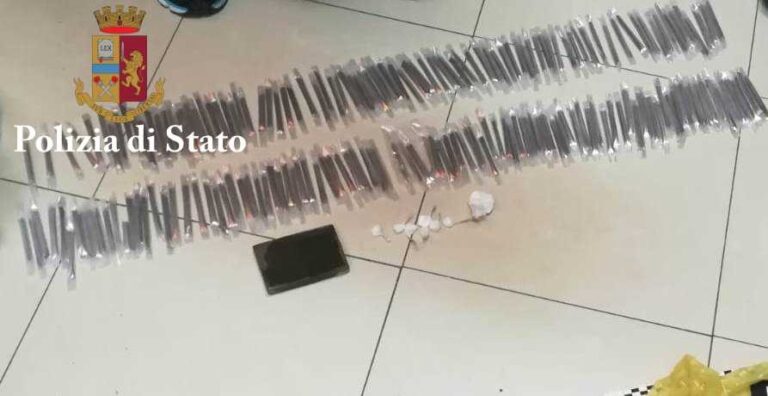 Scoperto e sequestrato arsenale e dosi di stupefacente nascosti sotto una botola