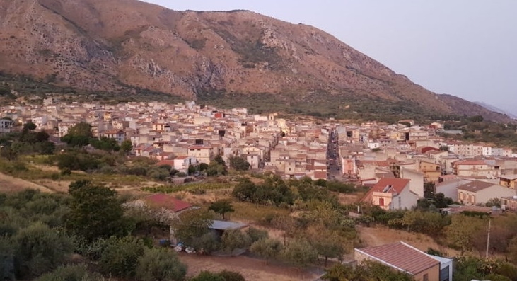 A Ventimiglia di Sicilia per visitare con i nipotini una mostra. Ma dopo ore di attesa è costretto a far ritorno… senza aver visto nulla