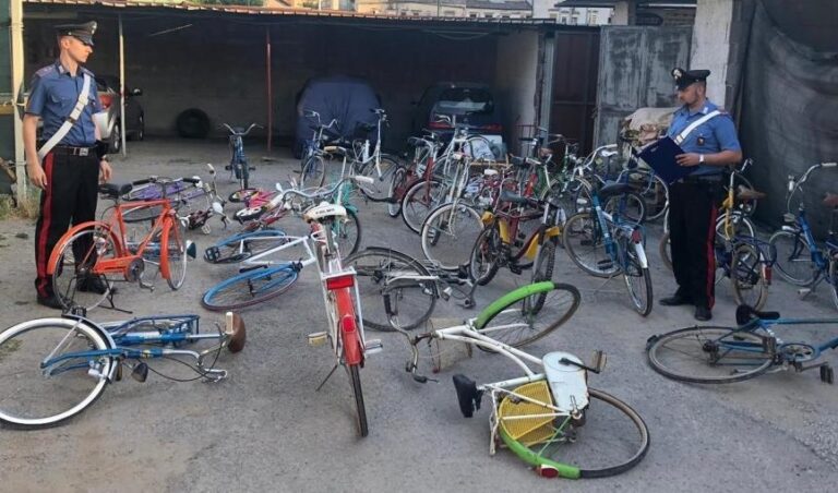 Riconosce la sua bici rubata in vendita su Internet. I Carabinieri si presentano dal venditore… e ne trovano 35 di dubbia provenienza