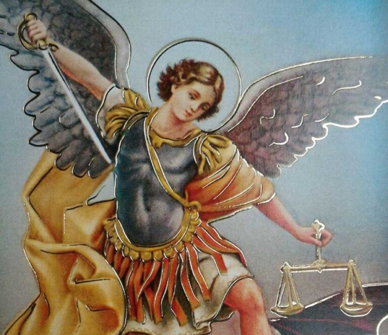 “Vede” l’Arcangelo Michele e va in “pellegrinaggio” con una croce di legno da Palermo a Petralia Sottana, insieme a due giovani della Diocesi di Cefalù. Ma il Vescovo Marciante li sconfessa