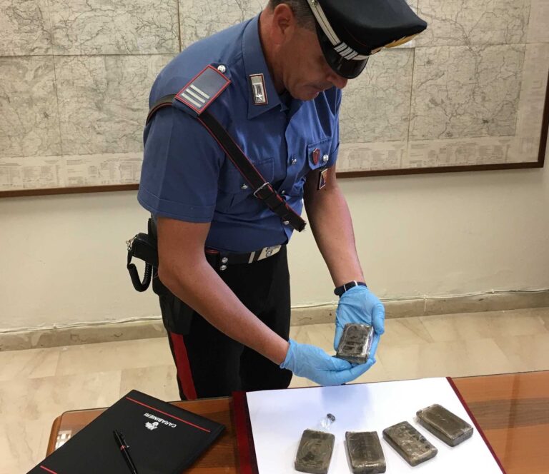 Trasportavano circa mezzo chilo di hashish: arrestati dai Carabinieri due giovani corrieri