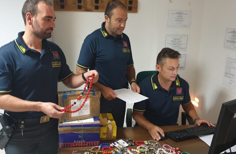 Polizzi Generosa, durante la festa patronale la Guardia di Finanza sequestra bigiotteria a venditori ambulanti