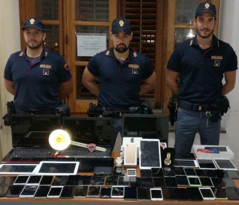 Polizia scopre centrale dello smercio di telefonini, tablet e pc rubati. Recuperati oltre 200 articoli elettronici, provento di furti e scippi
