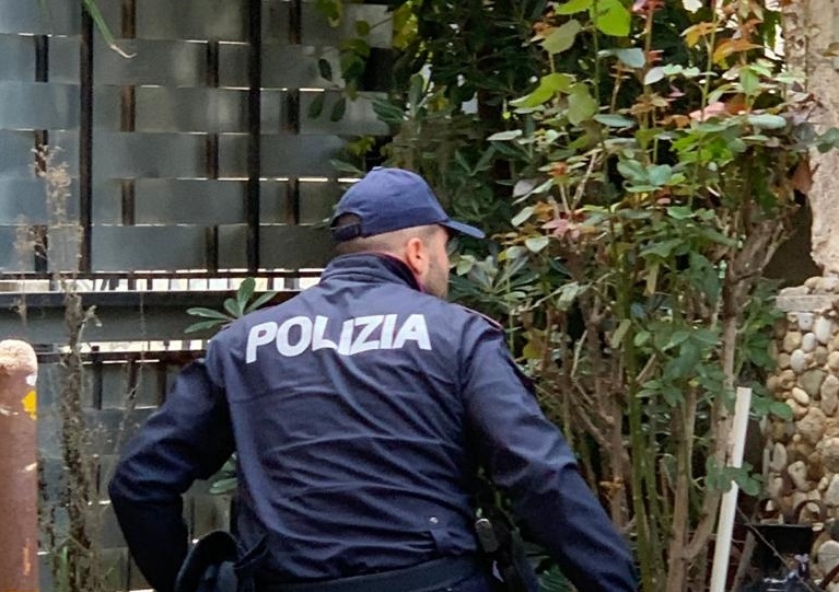 Arrestati due giovani sorpresi a spacciare: nascondevano l’hashish all’interno di una edicola votiva