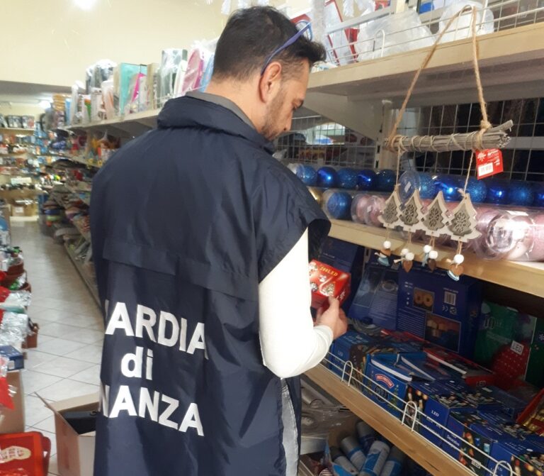 Termini Imerese, Guardia di Finanza sequestra a negozio di cinesi oltre 33.000 articoli pericolosi