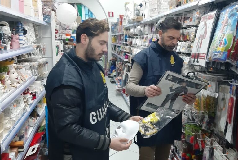 Termini Imerese, sequestrati 177.275 articoli di carnevale in un negozio cinese