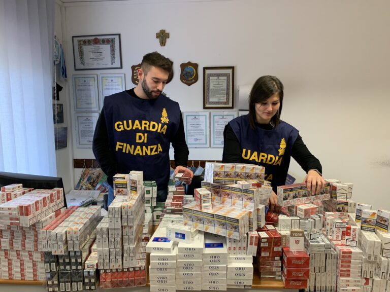 La Guardia di Finanza sequestra 50 chili di sigarette, 2 arresti