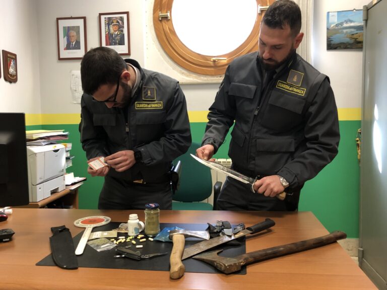 Cittadino svizzero sbarca al porto con asce, coltelli e mix di droghe. Denunciato