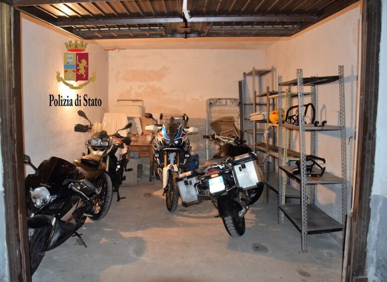 80enne e 21enne sorpresi all’interno di un box con moto e parti meccaniche rubate