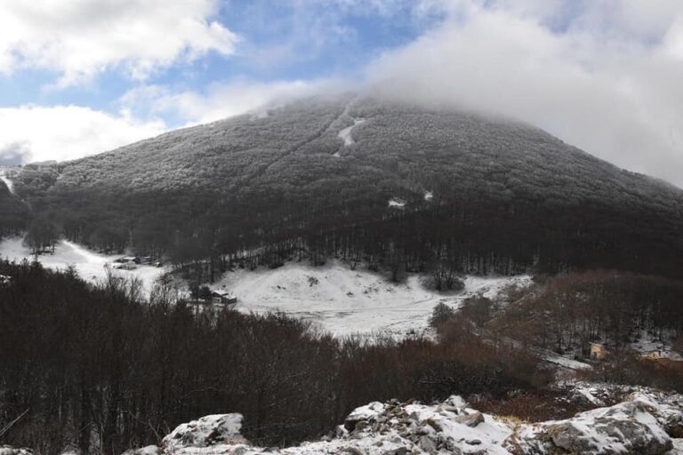 Ritorna la neve, a Piano Battaglia non si potrà sciare ma le Madonie hanno tanto da offrire