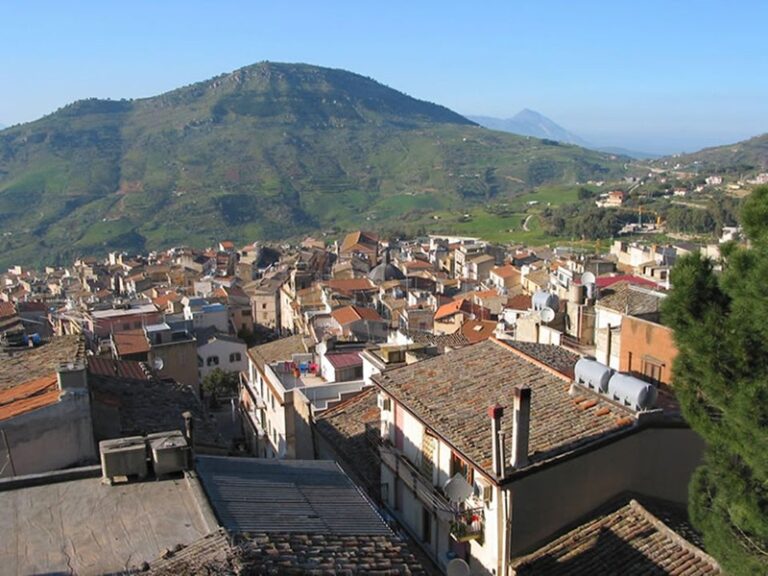 Alia, tre bimbe in preda alla madre violenta: Carabinieri arrestano 26enne