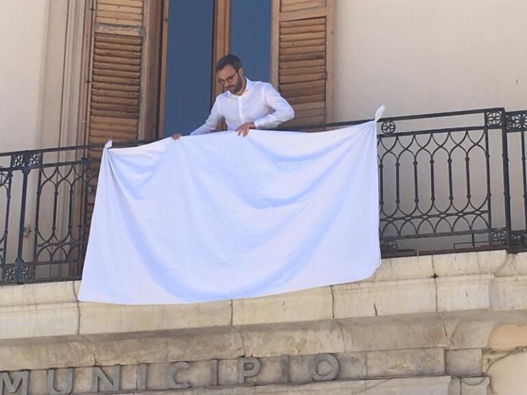 23 maggio 2020. Un lenzuolo bianco per ricordare Falcone e le vittime della mafia