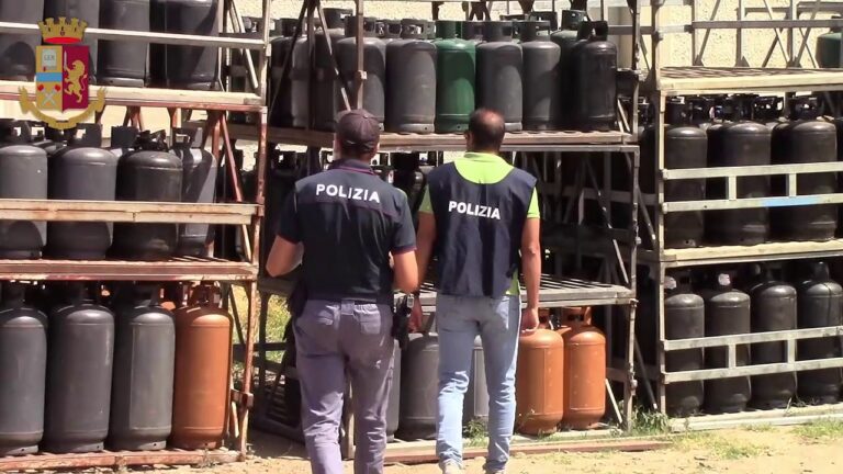 Cefalù, commerciante trasforma terreno in discarica abusiva: denunciato dalla Polizia