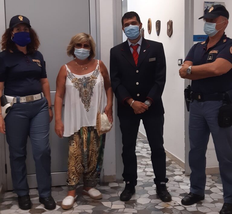 Turista francese dimentica sul treno il borsello con 5.370 euro. Capotreno di 26 anni lo trova e lo consegna alla Polizia