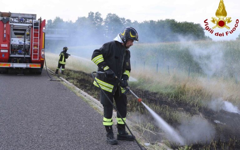 Termini Imerese, traffico bloccato sulla A19 Palermo-Catania in entrambe le direzioni a causa di un incendio