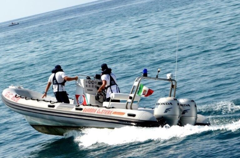 Golfo di Termini Imerese. Si tuffa dalla barca e si ferisce: interviene la Guardia costiera
